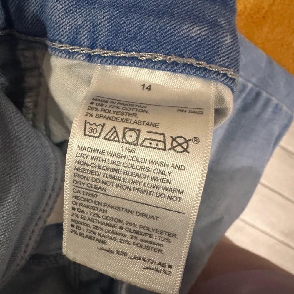 Old Navy Rockstar Super Skinny Jeans with Mid-Rise Fit - Picture 4 of 5